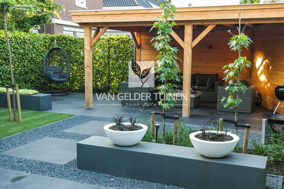 Onderhoudsarme tuin met douglas overkapping